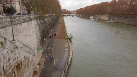 Blick-Auf-Den-Tiber-In-Rom,-Dem-Längsten-Fluss-Italiens