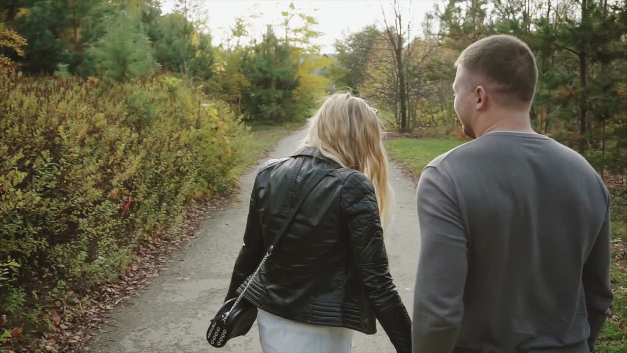 가을 공원에서 산책 하는 부부