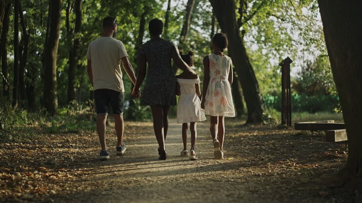 famiglia che cammina in un parco