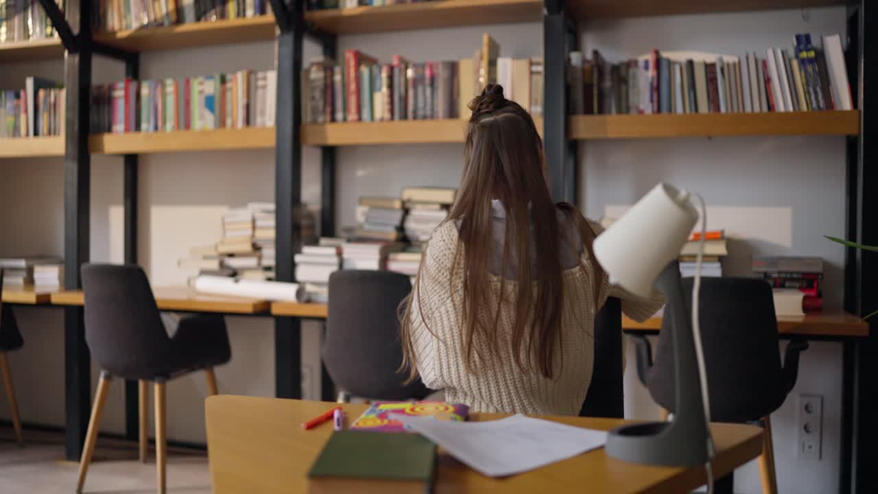 도서관 에서 공부 하는 십대 소녀
