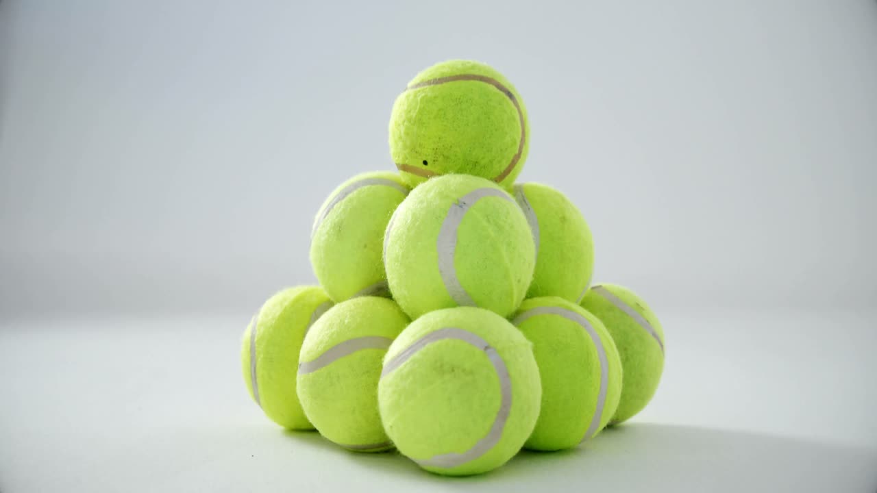 ⁇ 색 배경 4k에 테니스 공의 스택