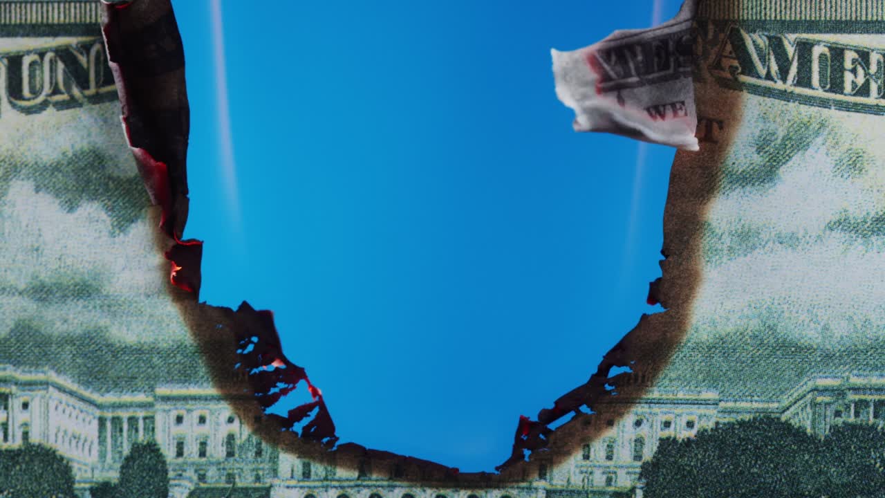 크로마 키 배경에 불타는 미국 백 달러 지폐: 현금 클로즈업에서 불의 불꽃: 금융 위기와 우울한 경제: 종이 돈 손실 개념