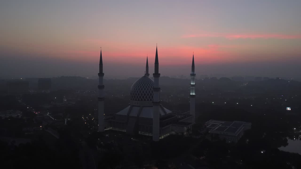 las imágenes coloridas del amanecer de la mezquita azul de shah alam