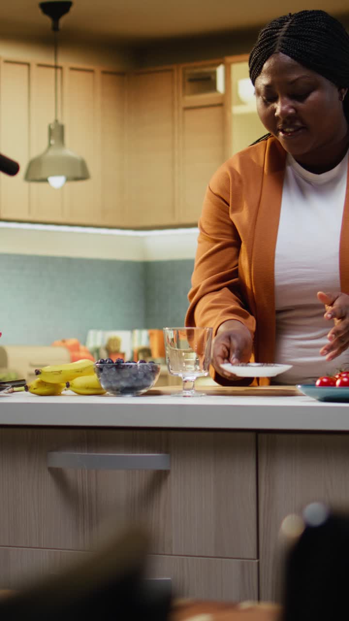 Video verticale: Food influencer afroamericano, ciotola di chia, sessione di cucina mattutina.