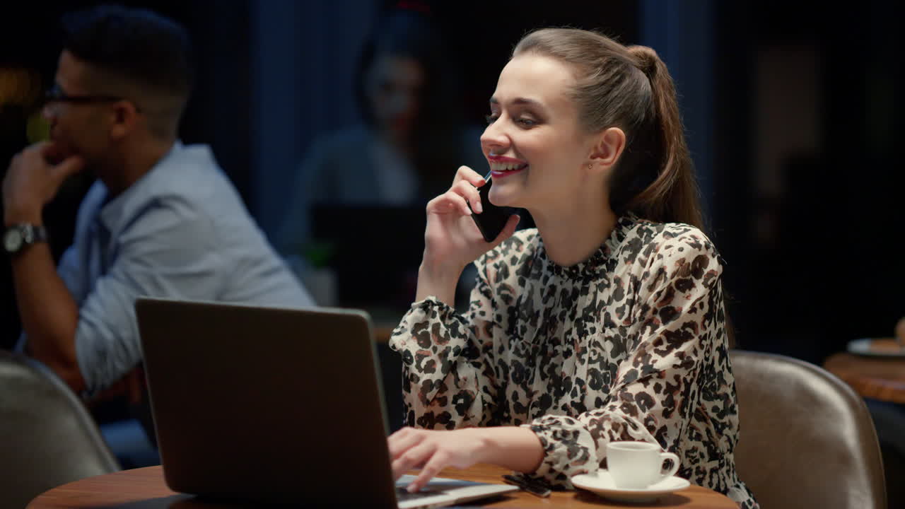 una mujer ejecutiva sonriente contestando una llamada telefónica.