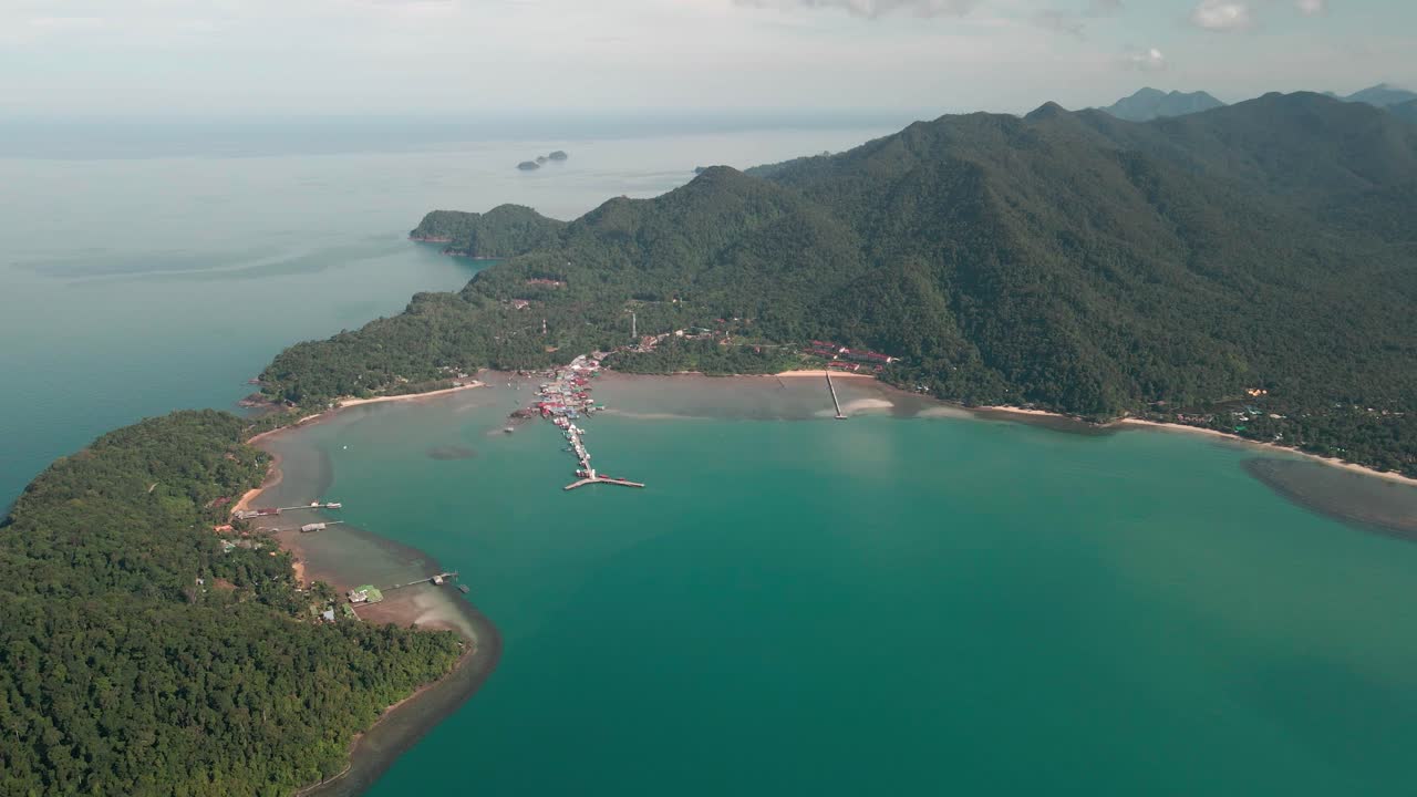 vista aérea escénica con movimiento panorámico lento del hermoso paisaje en la isla de koh chang en el pueblo pesquero de bang bao con muelle sobre aguas turquesas