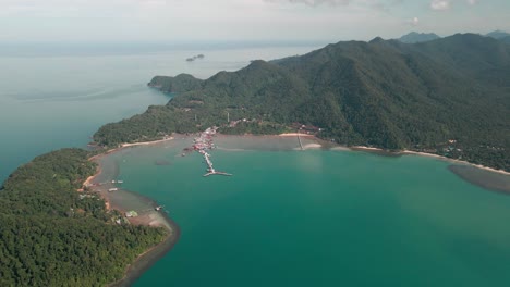 Vista-Aérea-Escénica-Con-Movimiento-Panorámico-Lento-Del-Hermoso-Paisaje-En-La-Isla-De-Koh-Chang-En-El-Pueblo-Pesquero-De-Bang-Bao-Con-Muelle-Sobre-Aguas-Turquesas