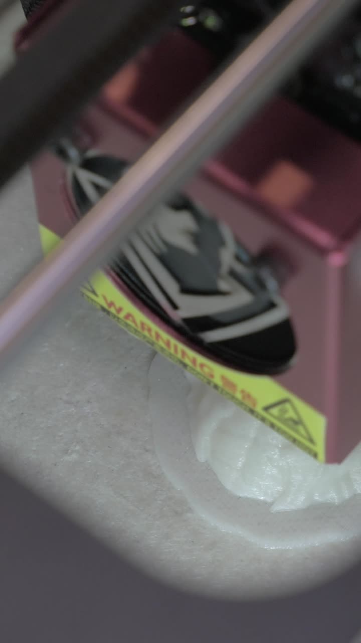 Close-up de uma Impressora 3D Criando um Objeto Branco