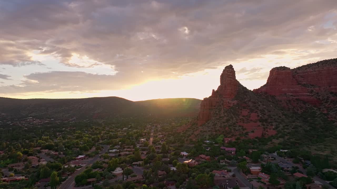 Un drone si eleva sopra il sobborgo di Sedona, Arizona, mentre il tramonto diffonde una luce dorata