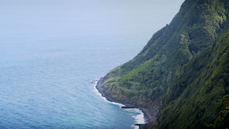 Playa-De-Arena-Oscura-En-Los-Escarpados-Acantilados-De-Las-Azores-En-Una-Hermosa-Naturaleza-Verde