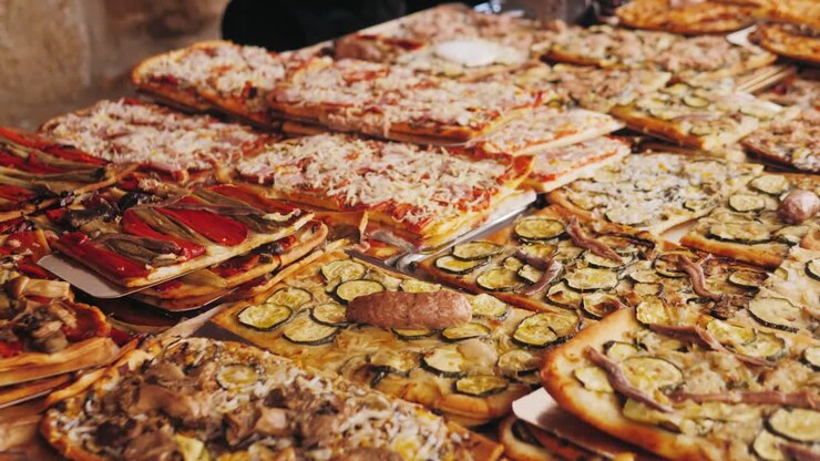 Varietà di pizze su un tavolo