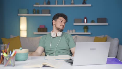 estudiante de sexo masculino deprimido que experimenta presión familiar.