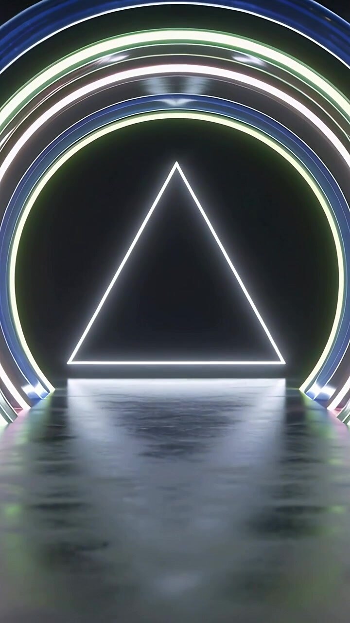 Video verticale: telecamera in movimento verso un triangolo luminoso lungo una pista lucida, con anelli pulsanti