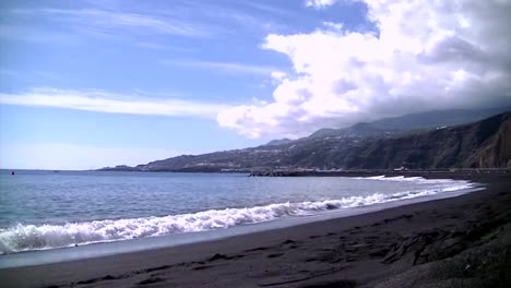 Strand-Mit-Schwarzem-Sand-Auf-La-Palma-Auf-Den-Kanarischen-Inseln,-Spanien