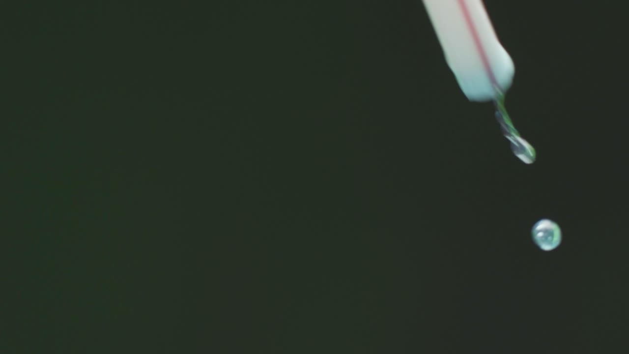 fondo verde oscuro con paja blanca