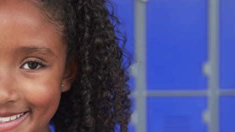 primer plano de una chica biracial con cabello rizado y una sonrisa brillante, con espacio de copia, en la escuela