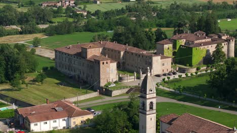 castillo de agazzano en la provincia de piacenza en italia