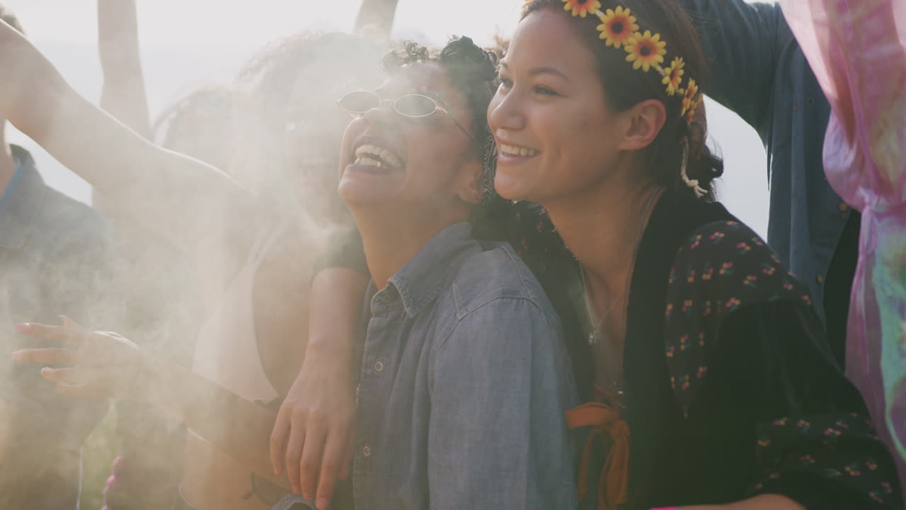 야외 음악 축제 에서 장벽 뒤 에 춤추는 젊은 친구 들 의 그룹