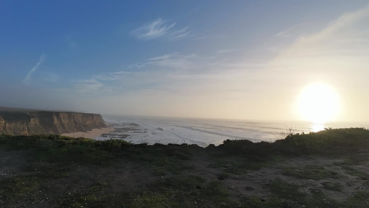 el lapso de tiempo de ángulo ancho del sendero cowell-purisima en la bahía de half moon, california, muestra las olas del océano, los acantilados escarpados y el movimiento dinámico de las nubes durante la luz dorada del sol.