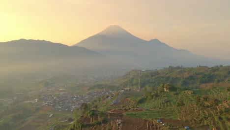 la montaña sindoro durante el atardecer dorado en indonesia, el establecedor aéreo