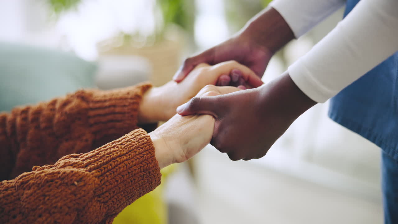 고령자의 손, 지원 또는 보살