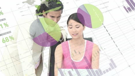 animación del procesamiento de datos financieros sobre diversas personas de negocios en la oficina