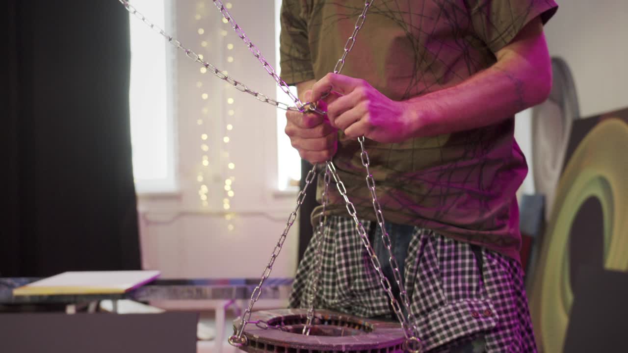 un pintor adulto está comenzando a crear una nueva imagen