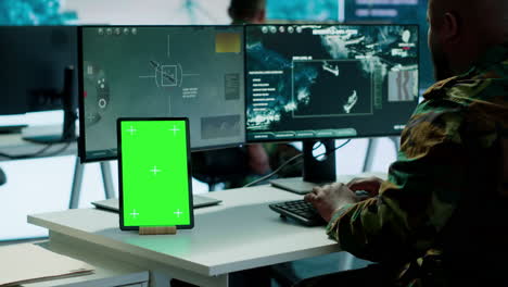 soldado recopilando datos de vigilancia en tiempo real junto a la pantalla de maqueta