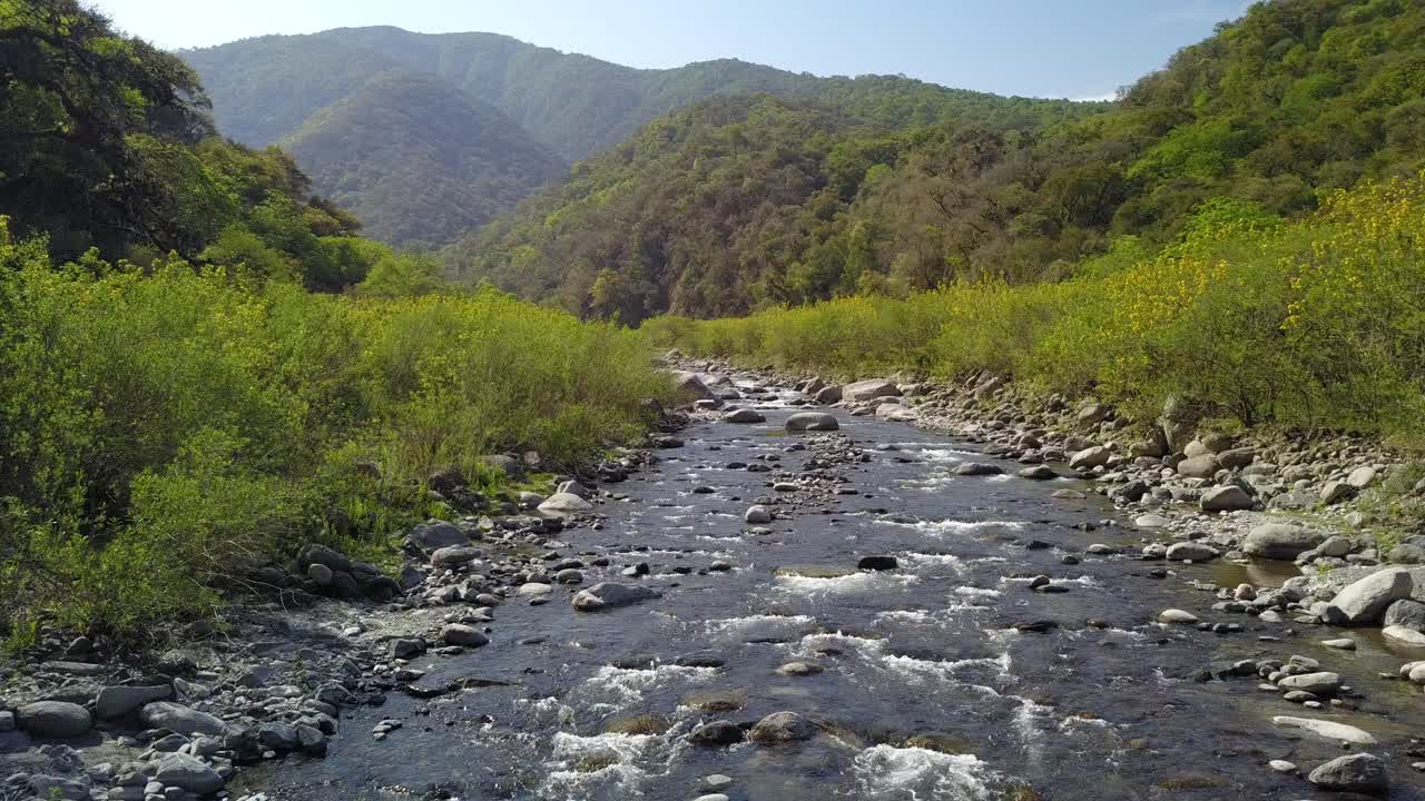hermoso paisaje en la selva montañosa en el noroeste de argentina