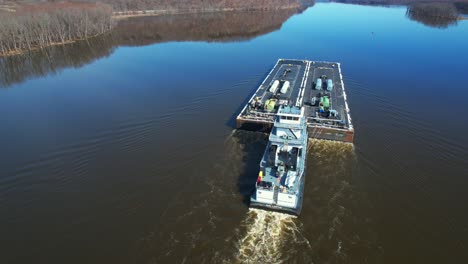 Ein-Schleppboot-Schiebt-Tankkähne-Auf-Dem-Mississippi-Nach-Norden-1