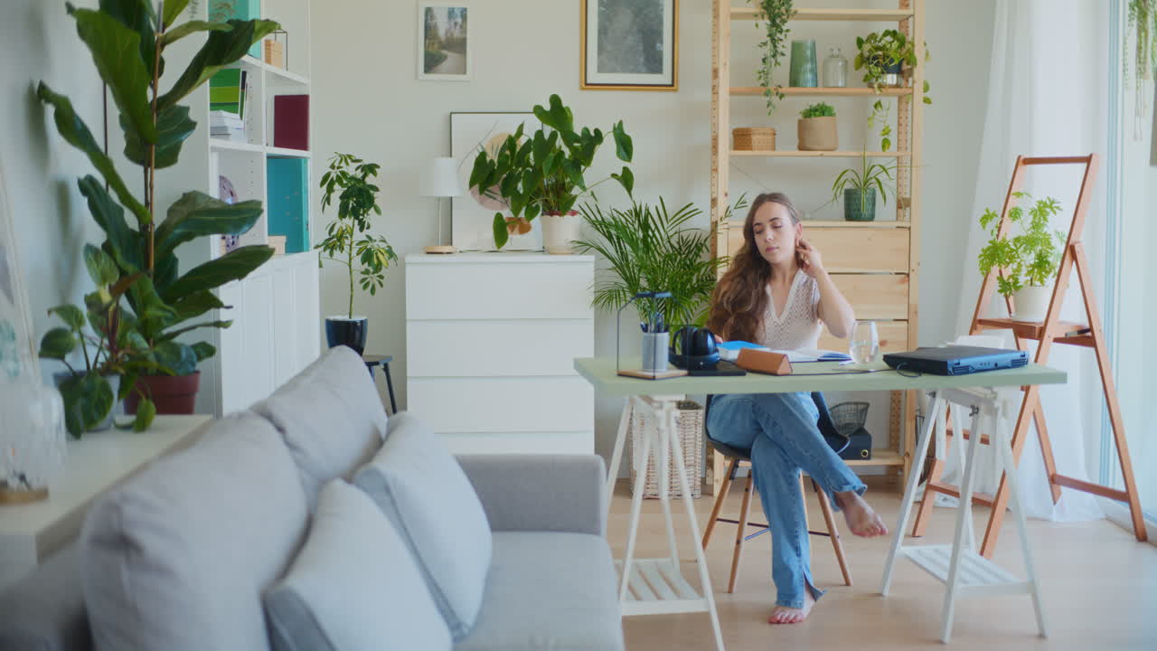 mujer caminando sentada en un escritorio estudiando y leyendo libros