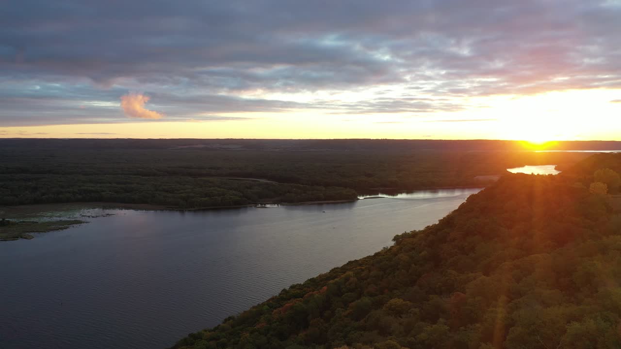 Atardecer sobre un río y un paisaje forestal