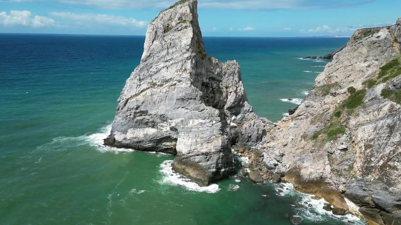 Ilmakuvaa dronella Praia da Ursasta, Portugalista: dramaattisia meripilareita, Atlantin aaltoja ja karua rannikkomaisemaa luonnonvalossa. Ihanteellinen matkailu- ja luontoprojekteihin.