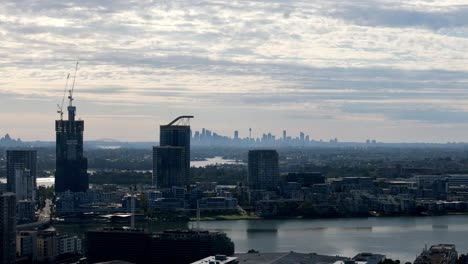 Urbane-Entwicklung:-Moderne-Wolkenkratzer-Schmücken-Das-Flussufer-Und-Bieten-Einen-Blick-Auf-Die-Ferne-Stadtsilhouette