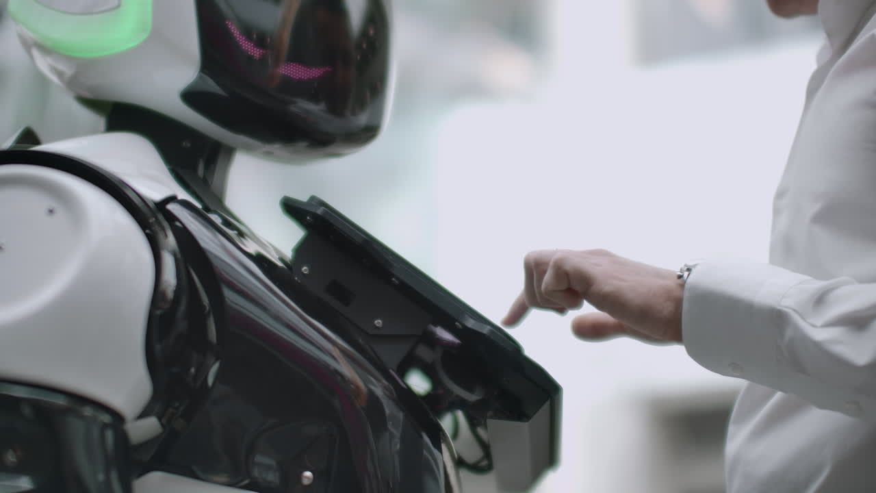 robótica tendencias tecnología concepto de negocio minorista inteligente. robot asistente personal autónomo para la navegación cliente para buscar artículos en el centro comercial de moda.