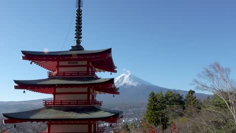 pagoda chureito japonesa roja en un día despejado con el monte fuji en el fondo en japón