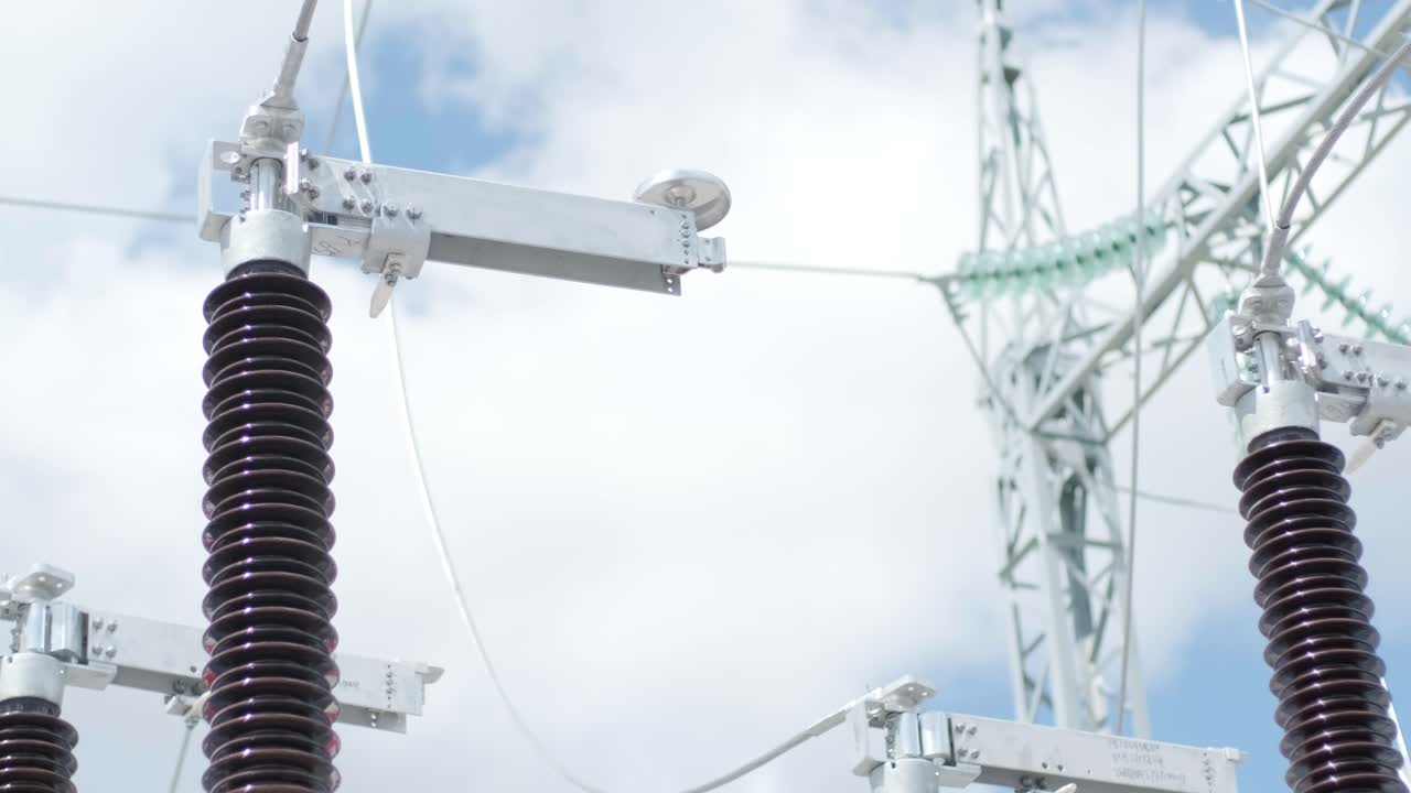푸른 하늘 배경에 대한 전력 서브 스테이션의 많은 고전압 전기 단열기