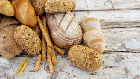 Verschiedene-Brotlaibe-Auf-Holztisch