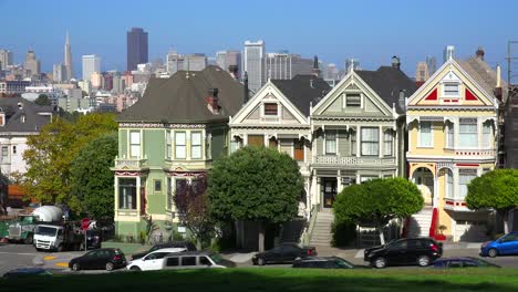 Schöne-Aussicht-Vom-Alamo-Park-In-San-Francisco-Auf-Viktorianische-Häuser-1