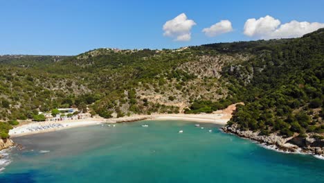 Vista-Panorámica-De-La-Playa-De-Jerusalén-En-Cefalonia-Del-Norte,-Grecia-Durante-El-Verano---Toma-Aérea-De-Drones