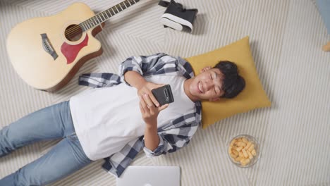 젊은 남자가 음악, vr 헤드, 그리고 전화로 집에서 휴식을 취하고 있습니다.