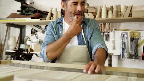 Carpintero-Trabajando-En-Su-Oficio-Y-Sonriendo-A-La-Cámara