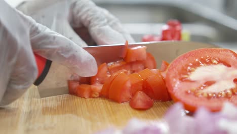 Cortar-Tomates-En-Una-Tabla-De-Cortar.