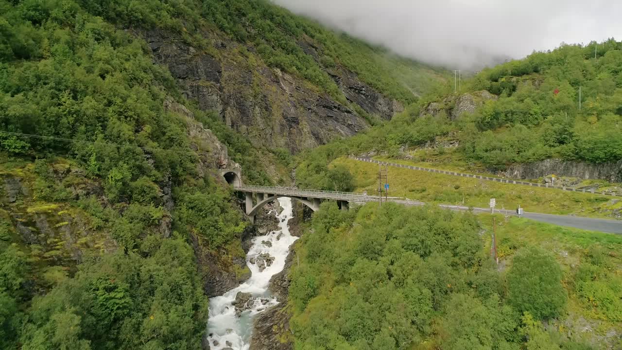 empuje aéreo de la cascada y los puentes de ovstefoss en noruega