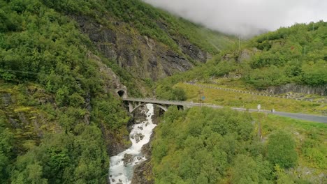 Lufteinschub-Des-Ovstefoss-Wasserfalls-Und-Der-Brücken-In-Norwegen