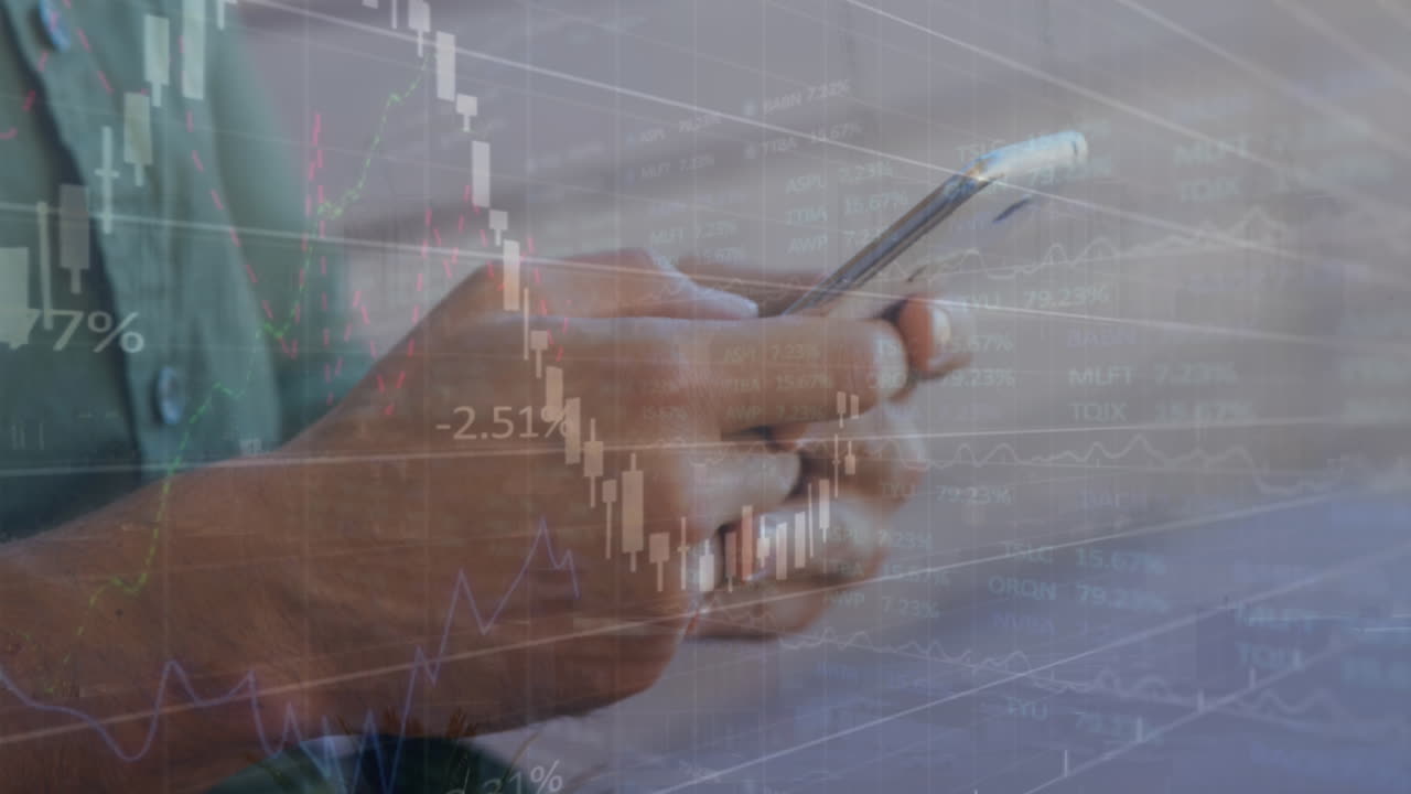 animación de múltiples gráficos y tablero de negociación sobre la sección media del hombre caucásico usando teléfono celular