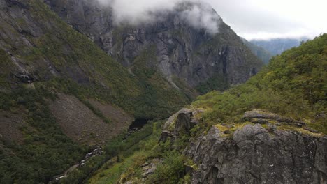 Imágenes-De-Drones-Del-Hermoso-Valle-En-El-Oeste-De-Noruega