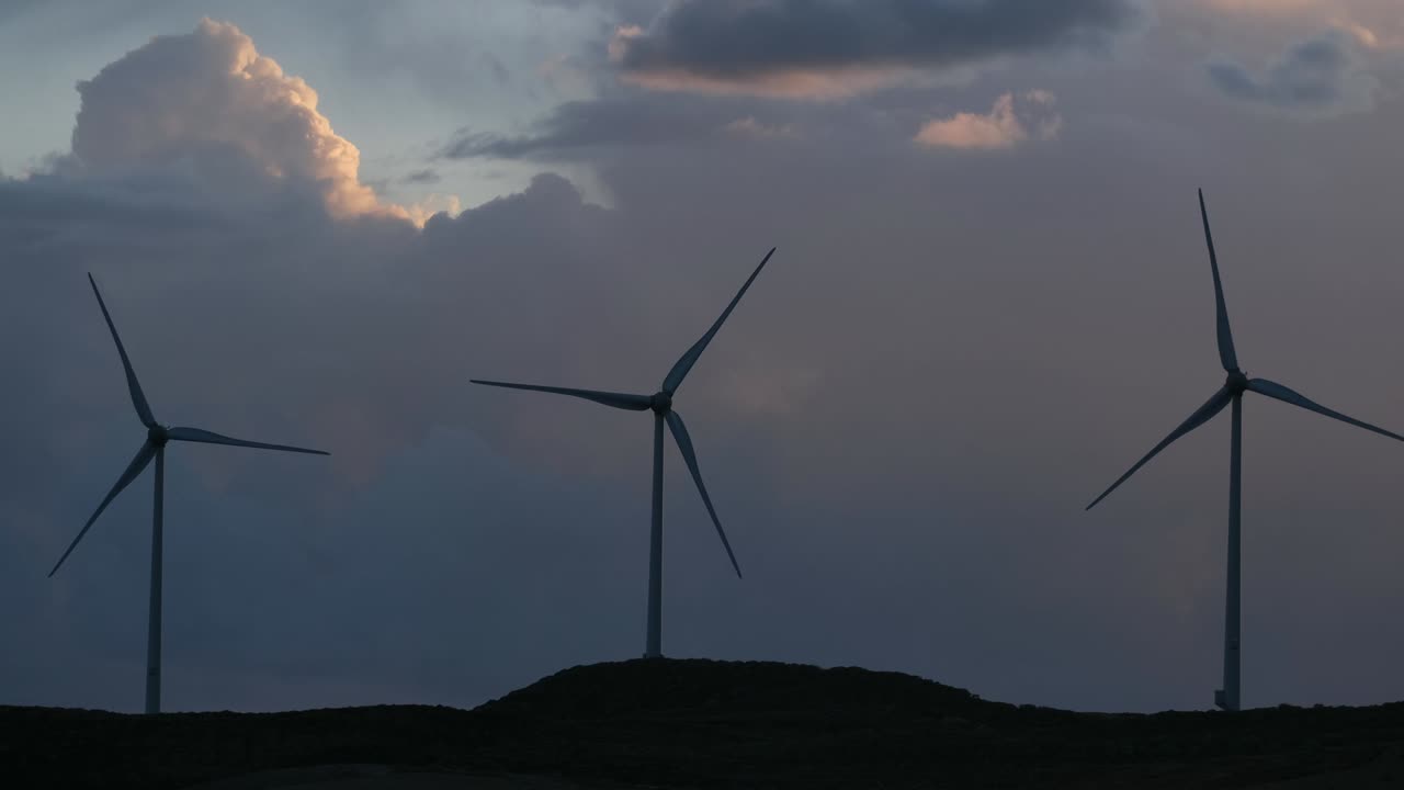 재생 가능한 전력 생산을 위한 풍력 공장 그룹: 지구 온난화를 막고 더 나은 환경 미래를 시작하기 위해 풍력과 풍력 공장으로 녹색 에너지를 생산하는 개념