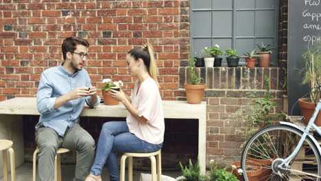 Pareja-Saliendo-Tomando-Café-En-La-Cafetería