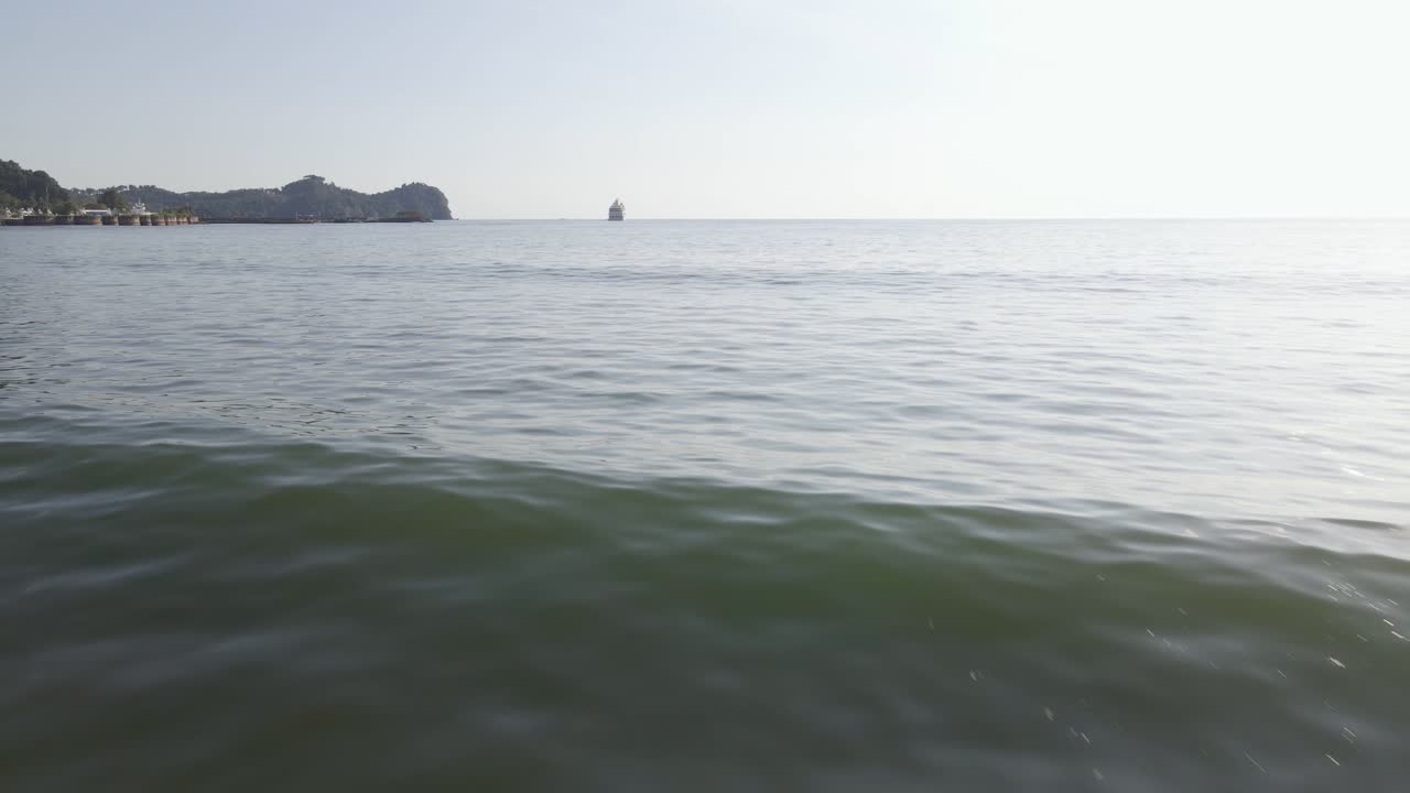 코스타리카 서해안에 있는 다마스 섬의 길고 모래가 많은 열대 해안선